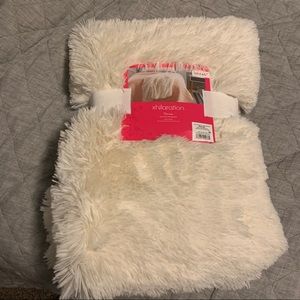 🎁Cozy,Faux Fur Throw by xhilaration Target cream